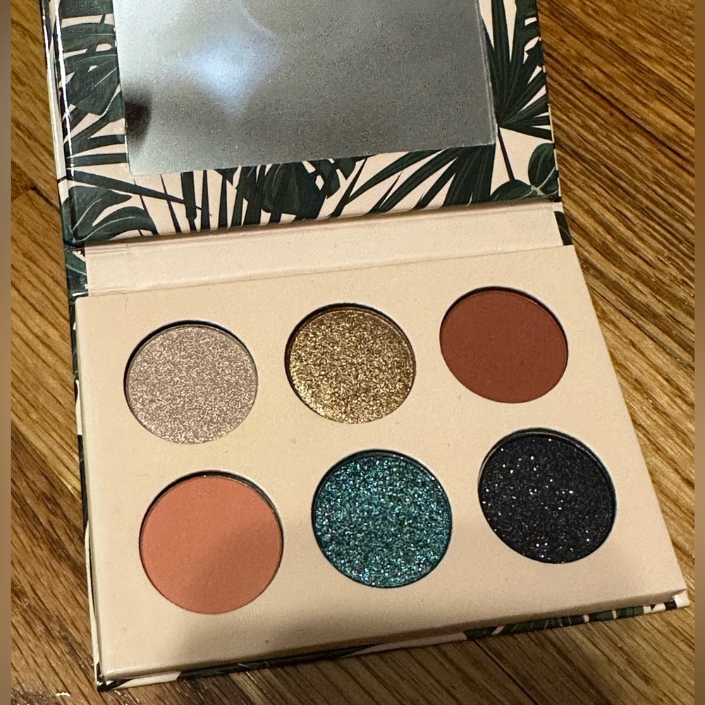 Dose of Colors x iluvsarahii Collaboration Eyeshadow Palette